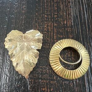 Pair of vintage gold tone scarf clips leaf circle